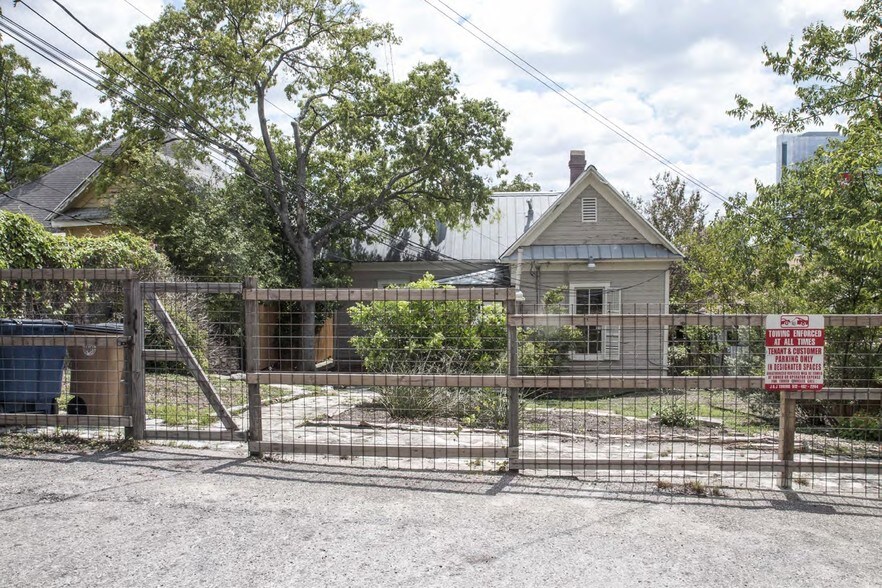 More Photos Of 902 E 7th St, Austin Office For Lease