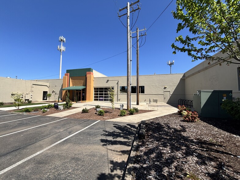 More Photos Of 576 Patterson St NW, Salem Warehouse For Lease
