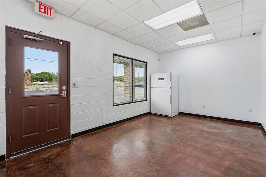 More Photos Of 2100 E Highway 290, Dripping Springs Flex For Lease