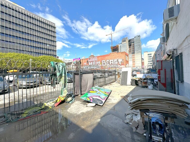 More Photos Of 1155-1157 S Main St, Los Angeles General Retail For Lease