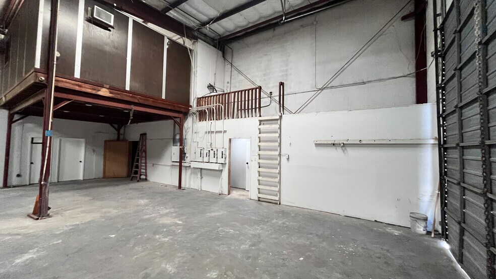 More Photos Of 9220 Rasmus Dr, Houston Warehouse For Lease
