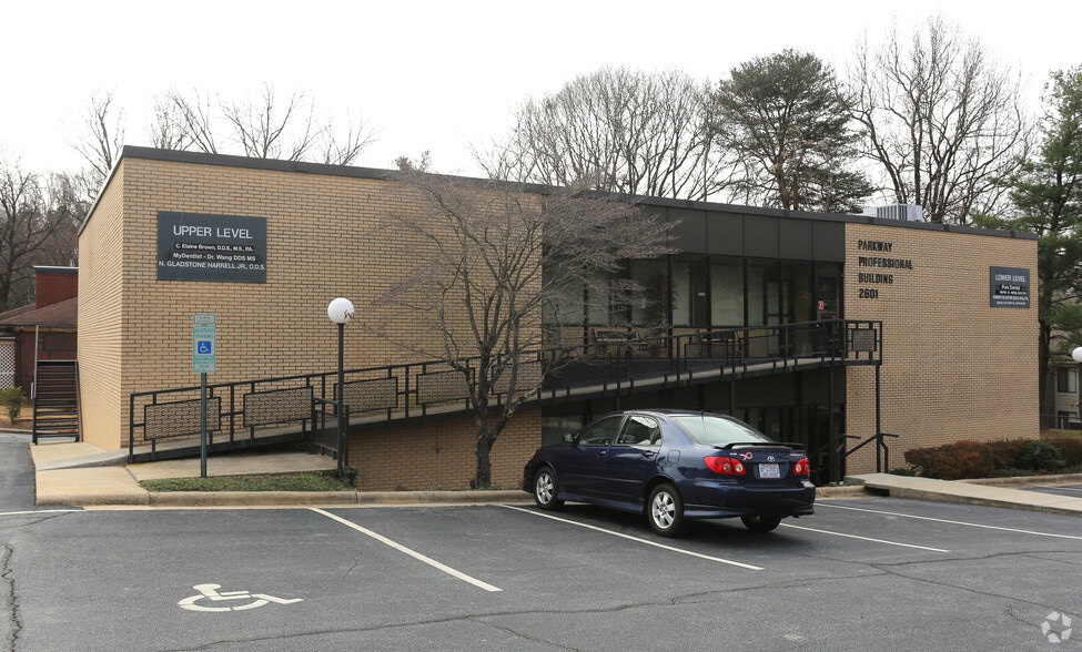 Primary Photo Of 2601 Oakcrest Ave, Greensboro Medical For Lease