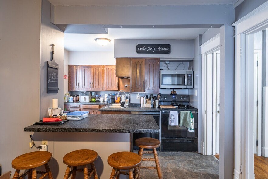 More Photos Of 1601 Jackson St, La Crosse General Retail For Sale