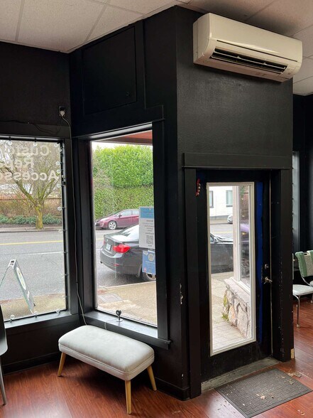 More Photos Of 1701-1719 SE Hawthorne Blvd, Portland Storefront For Sale