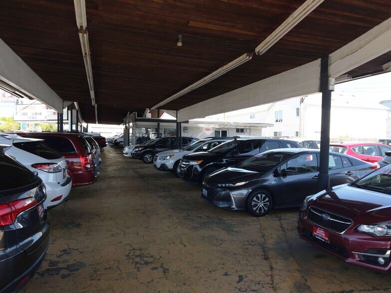 More Photos Of 610-622 SE 82nd Ave, Portland Auto Dealership For Sale