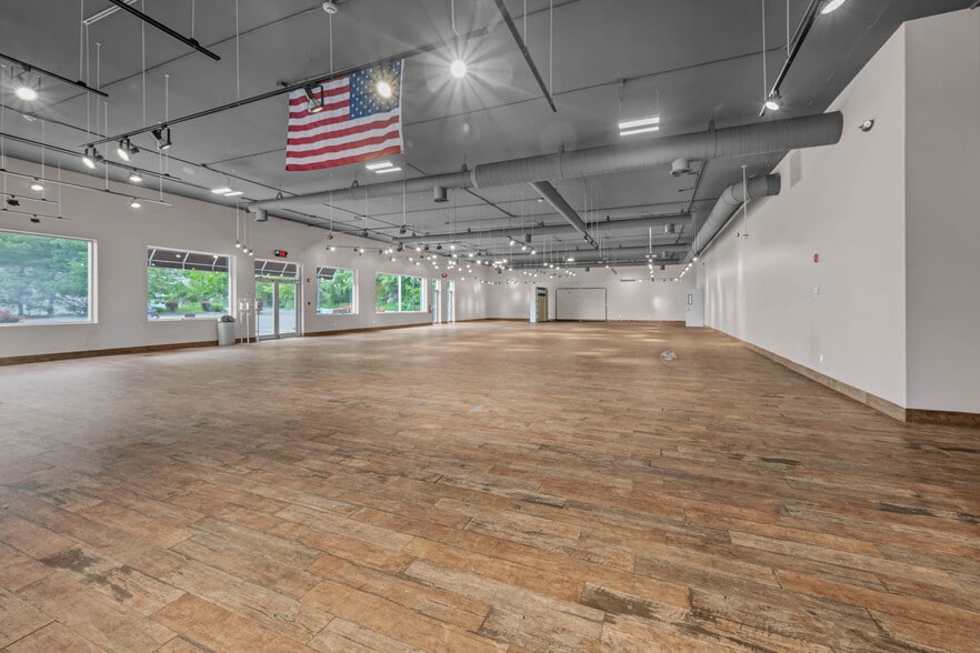 More Photos Of 20 Federal Rd, Brookfield Storefront For Lease