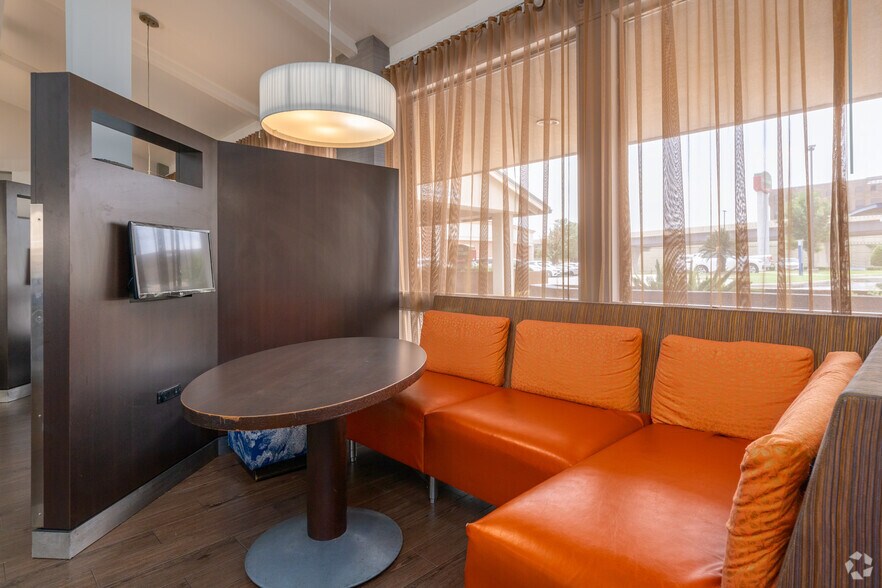 More Photos Of 2504 North Loop W, Houston Hotel For Sale