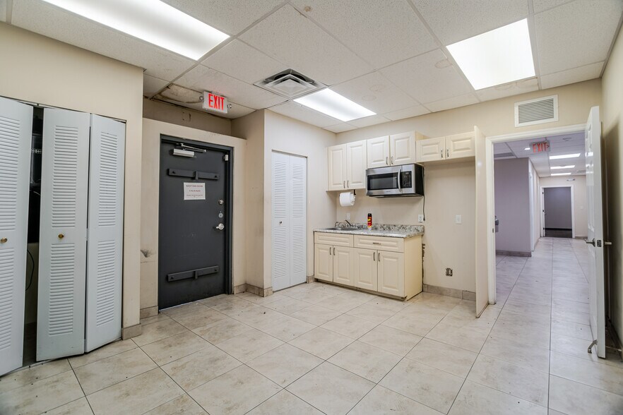 More Photos Of 1015 NW 72nd St, Miami Warehouse For Sale