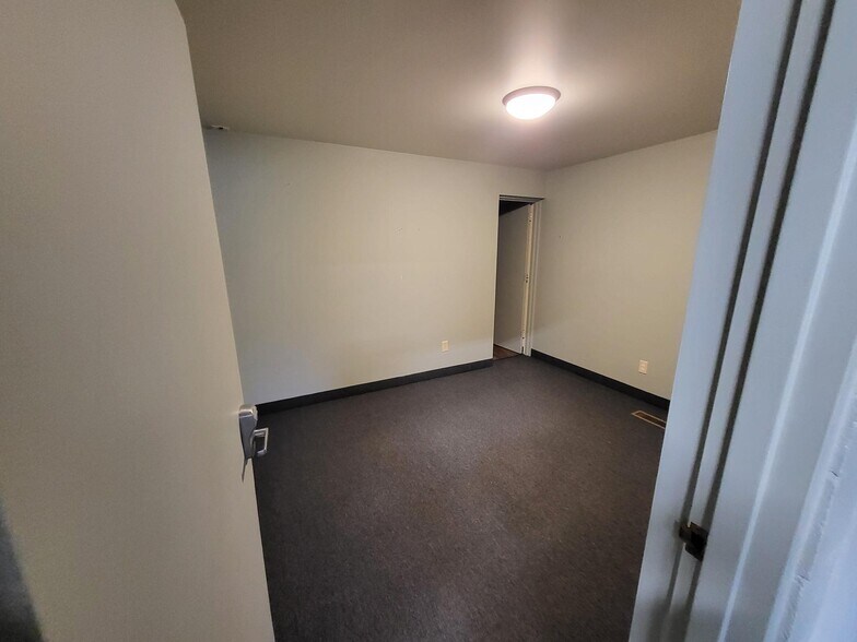 More Photos Of 1015 Golf Dr, Bloomfield Hills Manufacturing For Sale