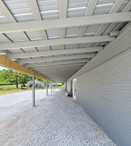 More Photos Of 453 Schmitt Rd, Rossville Warehouse For Lease