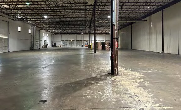 More Photos Of 1820 Aguila Azteca, Laredo Manufacturing For Lease