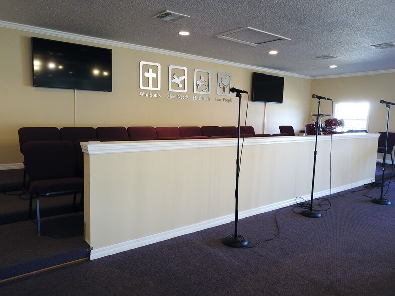 More Photos Of 209 E Kennedy Blvd, Eatonville Flex For Lease