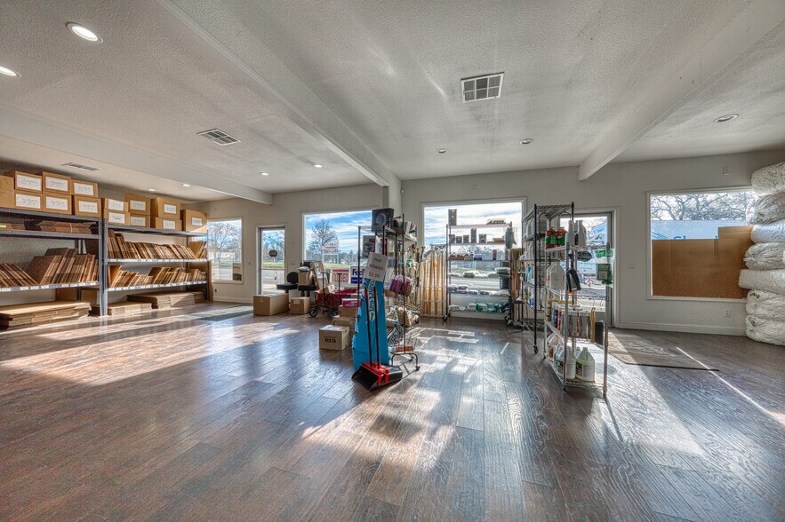 More Photos Of 14802 Lakeshore Dr, Clearlake Storefront For Sale