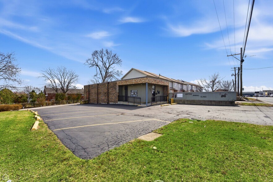 Primary Photo Of 8507 S Roberts Rd, Justice Veterinarian Kennel For Sale