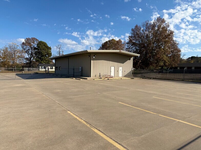 More Photos Of 7108 Texas Rd, Fort Smith Office For Sale