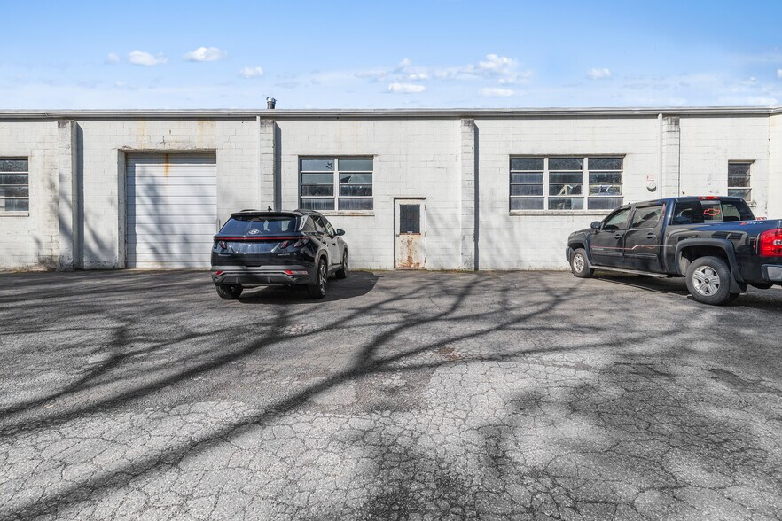 More Photos Of 55 Poplar St, Stamford Light Distribution For Sale