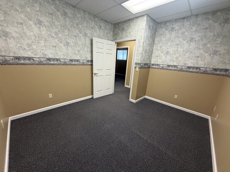 More Photos Of 305 N Mason St, Carrollton Office For Sale
