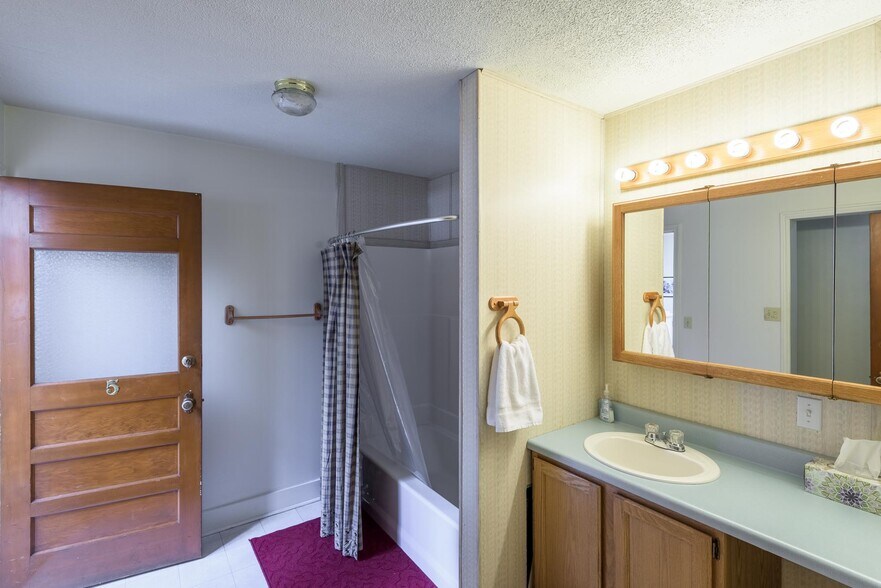 More Photos Of 21 E Pine, Pinedale General Retail For Sale