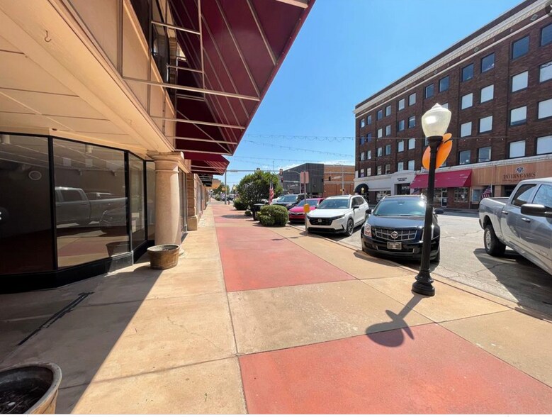 More Photos Of 410 W Chickasha Ave, Chickasha Storefront For Sale