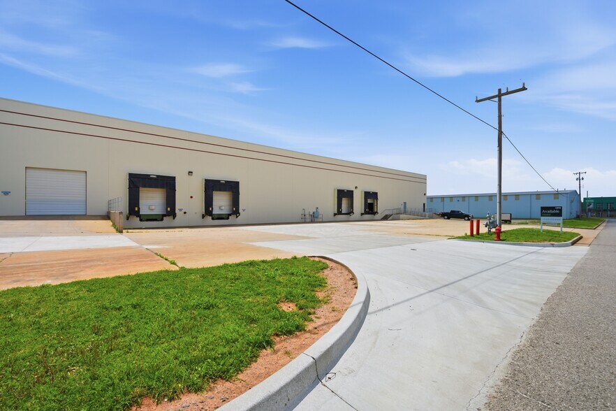 More Photos Of 5400 SW 33rd St, Oklahoma City Warehouse For Lease