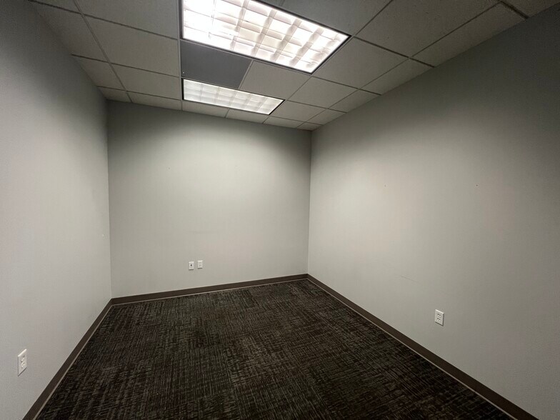 More Photos Of 5701 W Talavi Blvd, Glendale Office For Lease