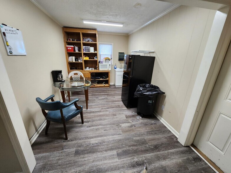 More Photos Of 900 Baker Ave, Augusta Office For Sale