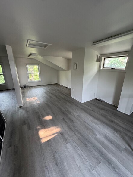 More Photos Of 1103 Fabyan Pkwy, Geneva Manufacturing For Lease