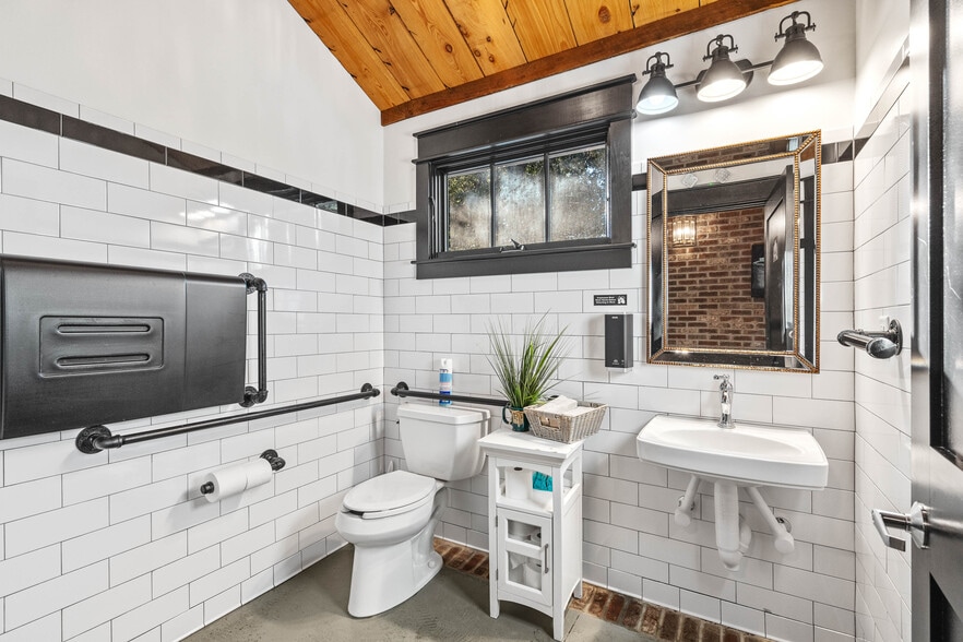 More Photos Of 8026 E Main St, Ridgeland General Retail For Sale