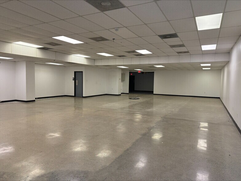 More Photos Of 1080 N Cobb Pky, Marietta Freestanding For Lease