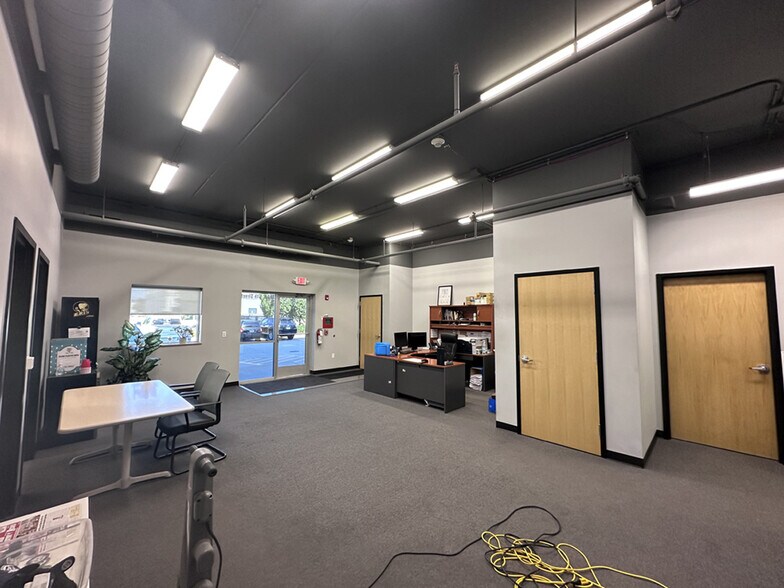 More Photos Of 750 N 17th St, St Charles Warehouse For Lease