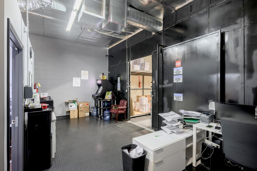 More Photos Of 3210 N San Fernando Blvd, Burbank Warehouse For Sale