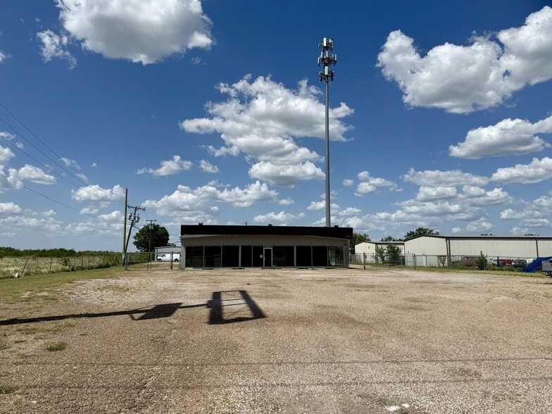 More Photos Of 5878 W US Highway 80, Terrell Showroom For Sale