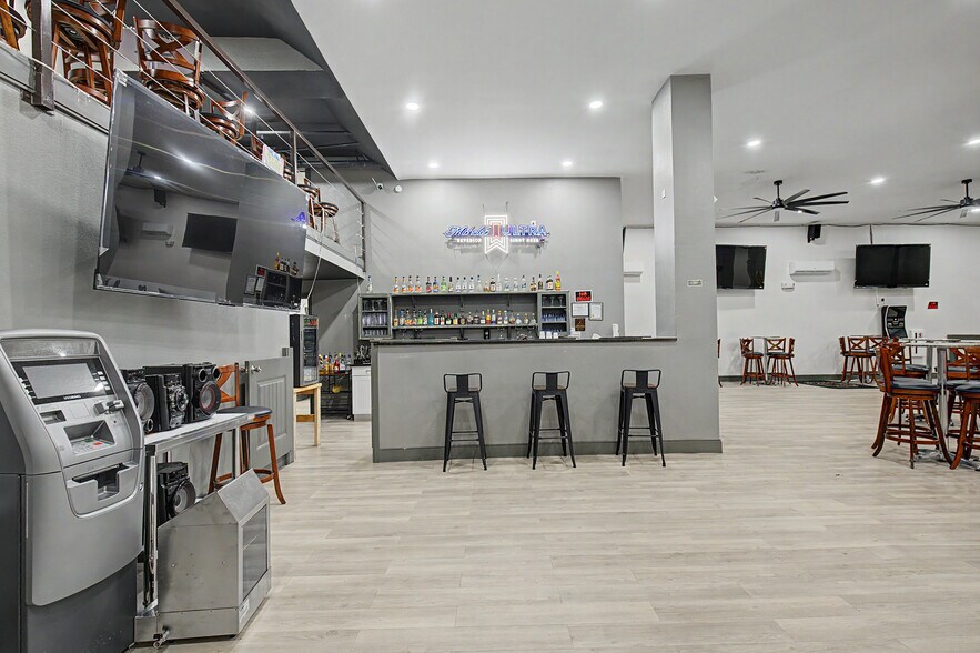 More Photos Of 102 W 4th St, Hearne Storefront For Sale
