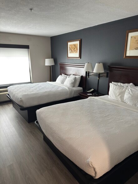 More Photos Of 135 The Lakes Blvd, Kingsland Hotel For Sale