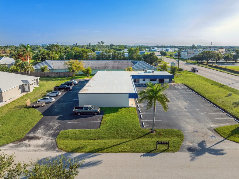 More Photos Of 15630 Mcgregor Blvd, Fort Myers Freestanding For Sale