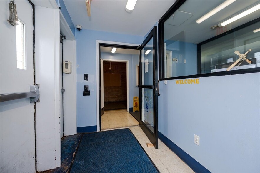 More Photos Of 90 Henry St, Inwood Office For Lease