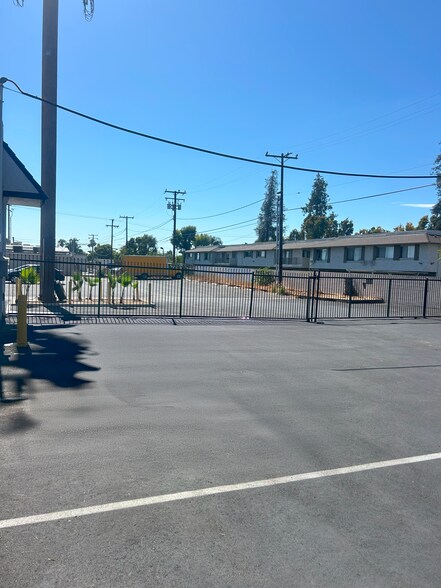 More Photos Of 1525 W Chapman Ave, Orange Showroom For Lease