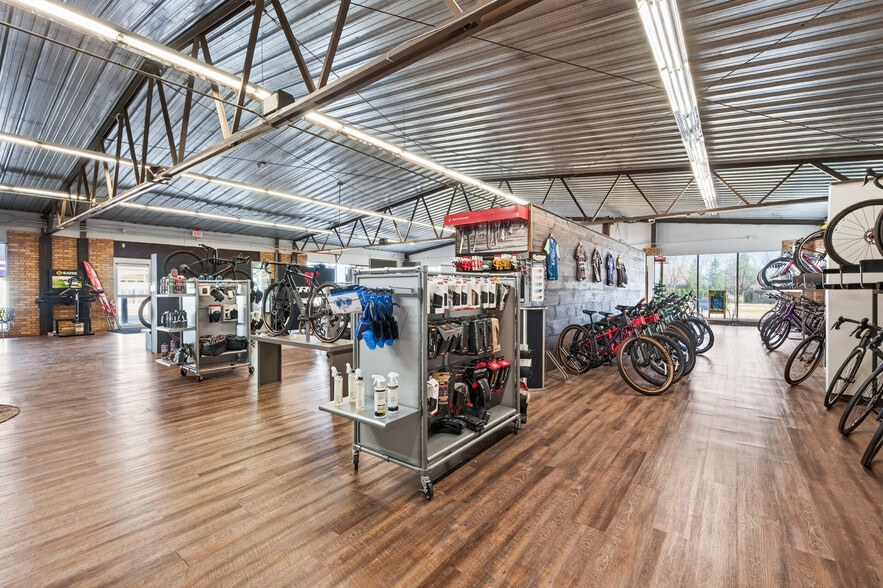 More Photos Of 1040 Dakota Dr, Mendota Heights Freestanding For Sale