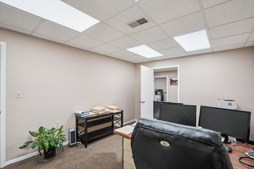 More Photos Of 2721 SW 30th St, Des Moines Office For Sale