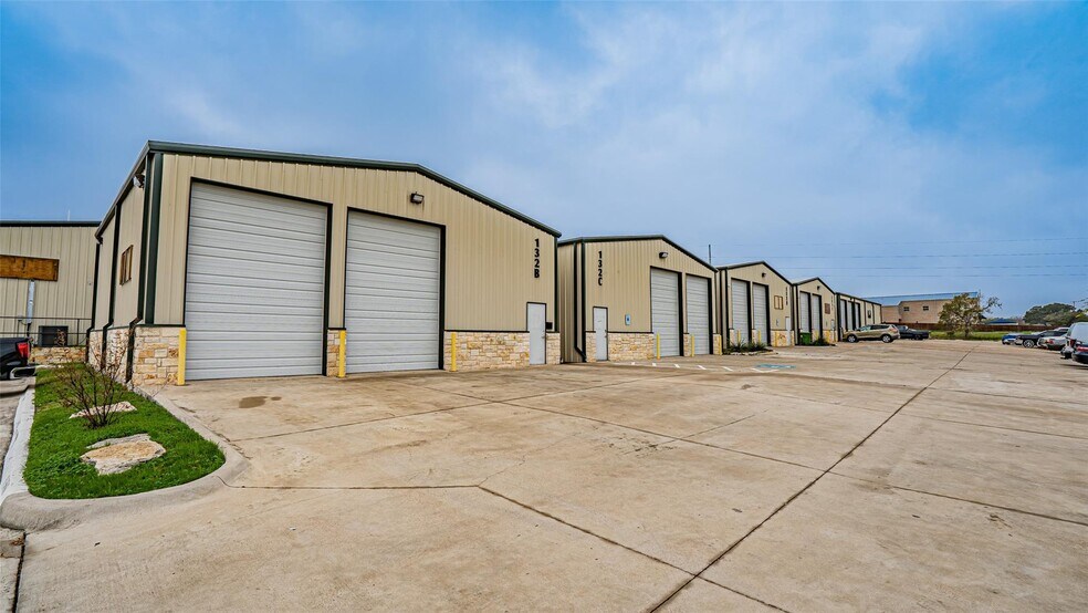 More Photos Of 132 N Grants Ln, White Settlement Flex For Lease