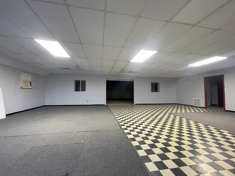 More Photos Of 4109 N Parkdale Ln, Denison Flex For Lease