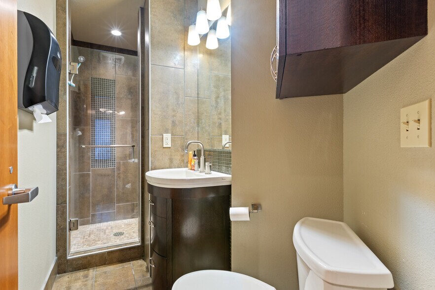 More Photos Of 2435 NW Kline St, Roseburg Medical For Lease