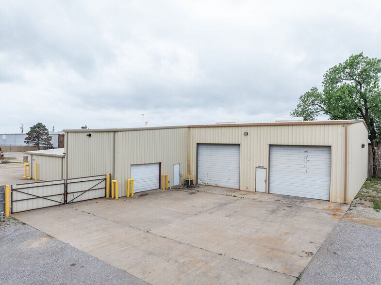 More Photos Of 813 SE 84th St, Oklahoma City Manufacturing For Sale