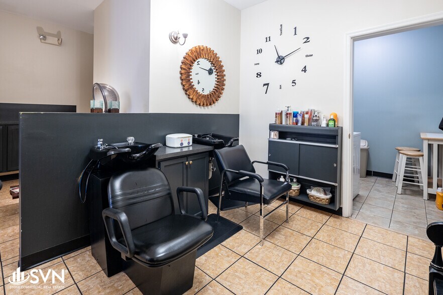 More Photos Of 121 Malabu Dr, Lexington Office For Sale