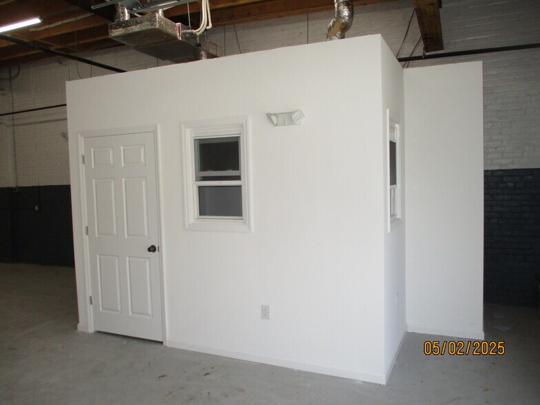 More Photos Of 67 Woodside Pl, Newark Flex For Sale