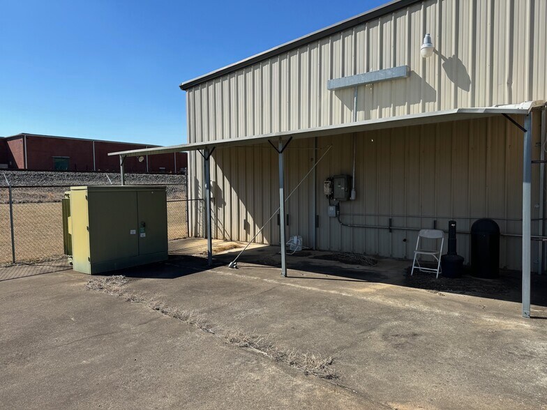 More Photos Of 1090 Shamrock Ave, Landrum Distribution For Sale