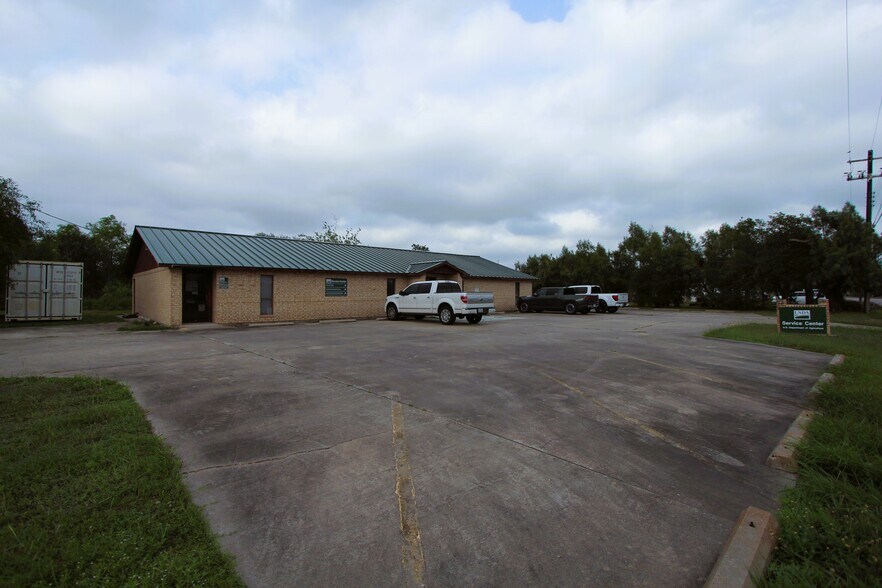 More Photos Of 603 E Empresario St, Refugio Office For Sale
