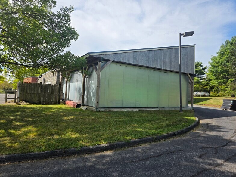 More Photos Of 5 Payne Ave, Rockland Flex For Sale