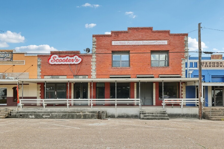 More Photos Of 113 N Main St, Moulton Bar For Sale