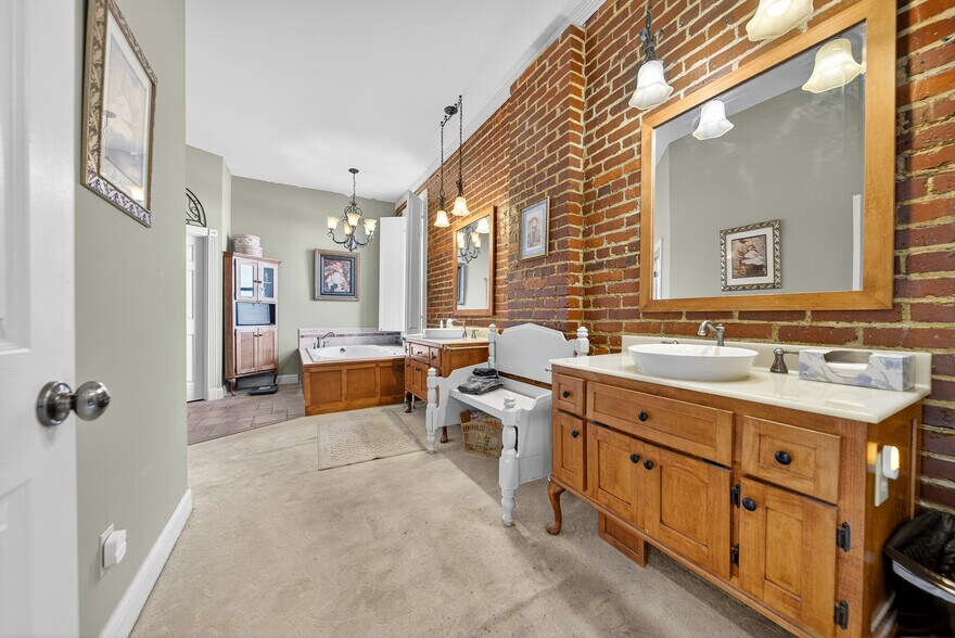 More Photos Of 109 7th Ave E, Springfield Flex For Sale